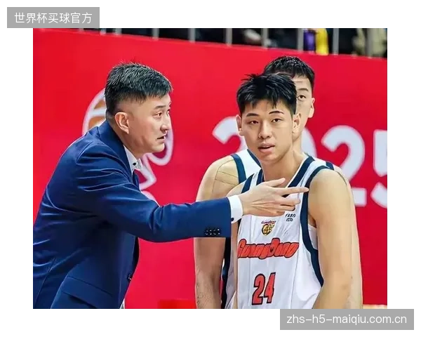 杜锋指导坚持小球化改造,广东队青春风暴席卷常规赛。 杜锋指导坚持小球化改造,广东队青春风暴席卷常规赛。